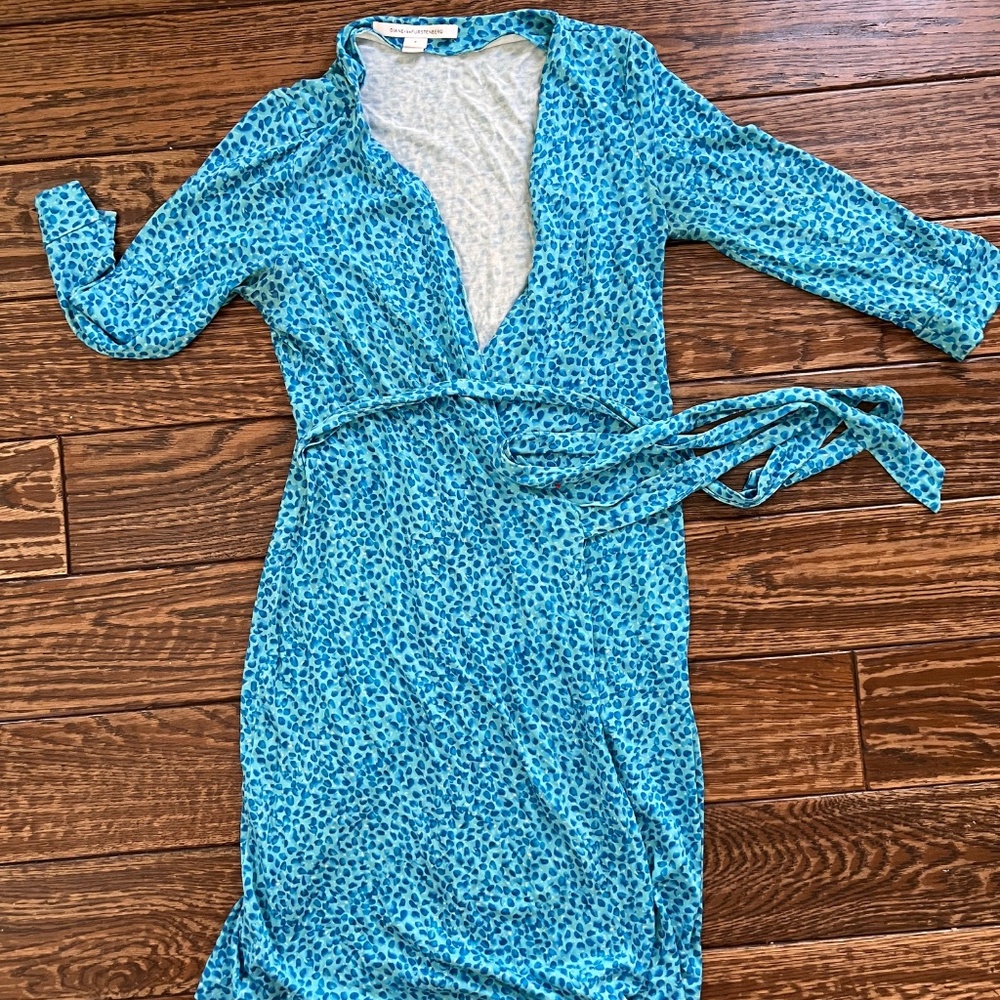 Diane Von Furstenberg classic wrap dress size 6 DVF 100% Silk